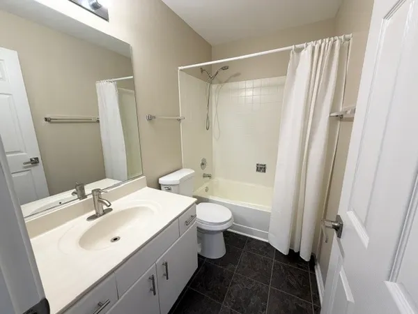 $2,450 | 522 Peebles Court, Unit 522, Batavia, IL 60510
