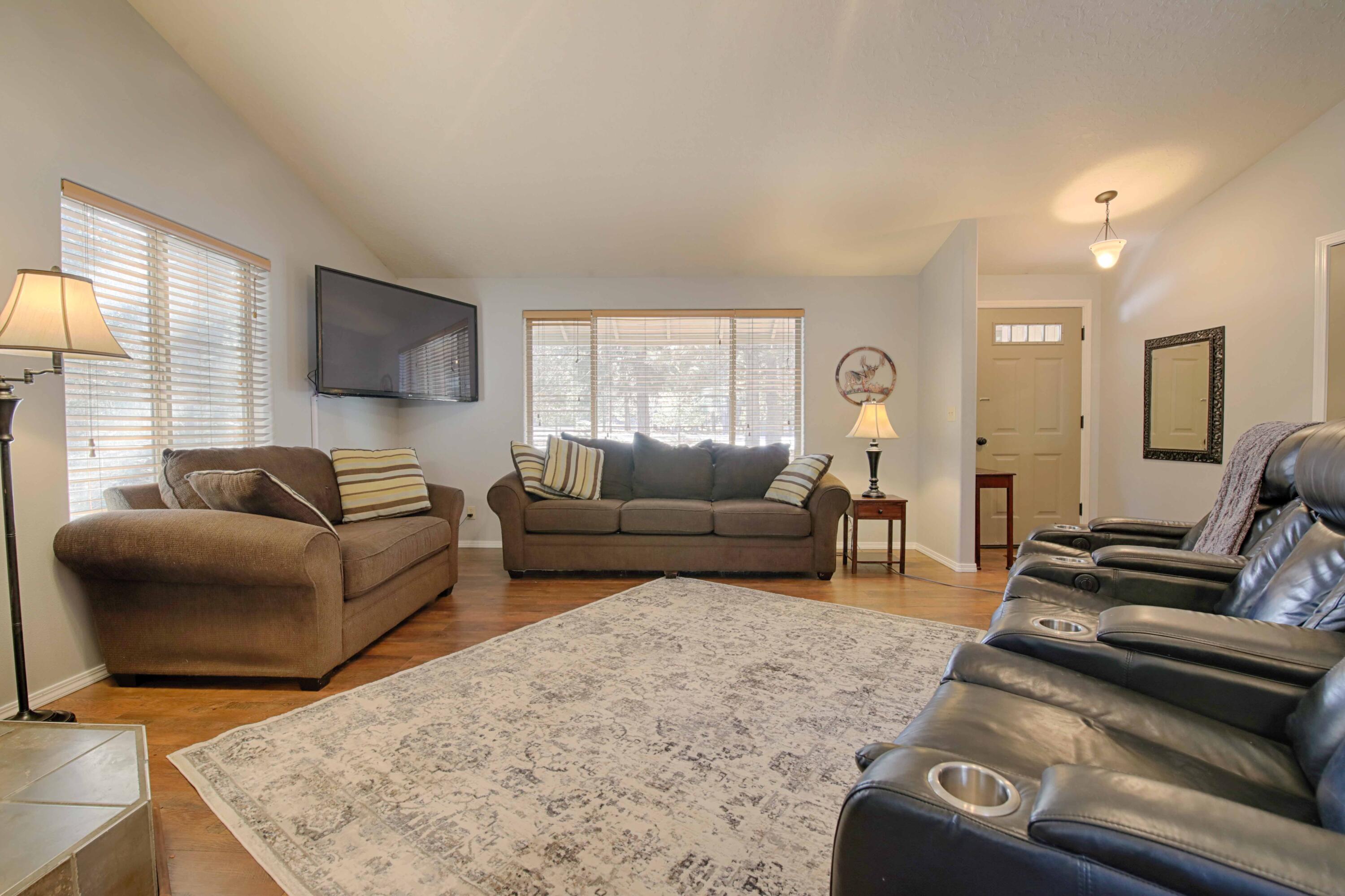 15900 Old Mill Road La Pine, OR 97739 - Photo 3 of 18 Living area and front door