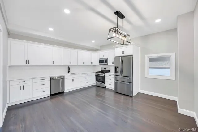 $940,000 | 15 Duane Drive, Ronkonkoma, NY 11779