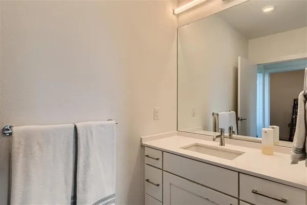 $5,500 | 900 South 1st Street, Unit 421, Austin, TX 78704
