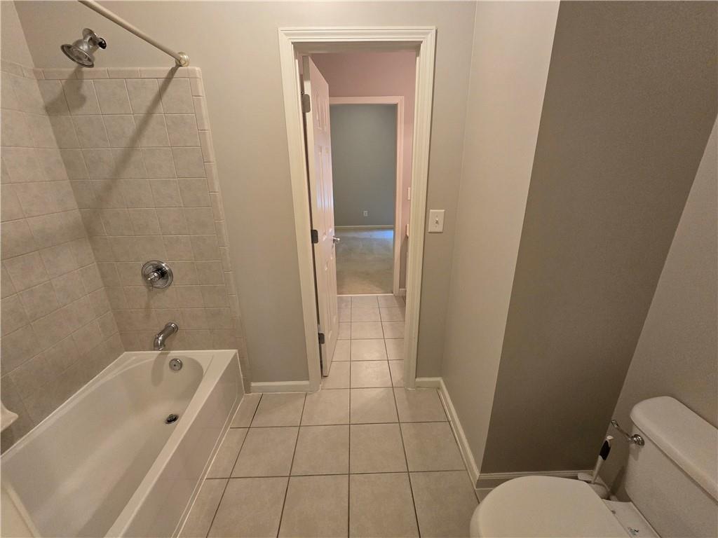 624 Maple Grove Way Marietta, GA 30066 - Photo 21 of 27 a bathroom with a bathtub and toilet