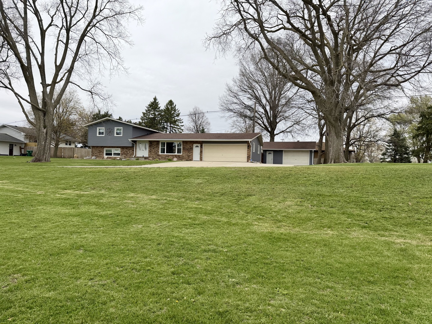 702 South Grant Street Clinton, IL 61727 - Photo 1 of 33