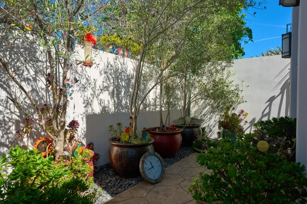 a view of a fountain in the backyard of a house