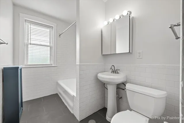 $2,975 | 2252 West Winnemac Avenue, Unit 1E, Chicago, IL 60625