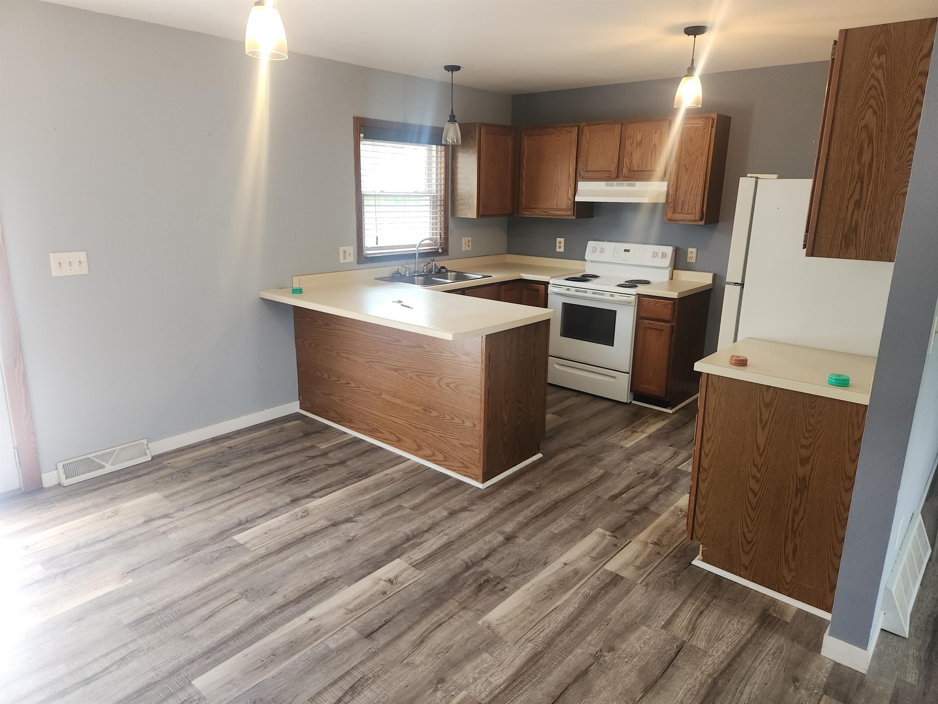 881 Ellis Avenue Baraboo, WI 53913 - Photo 4 of 15