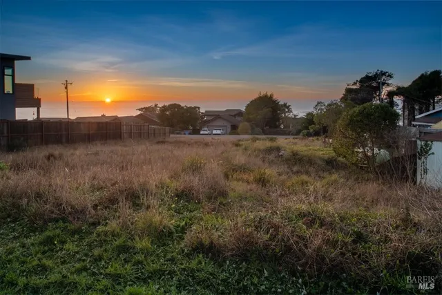 a view of an mountain and outdoor space