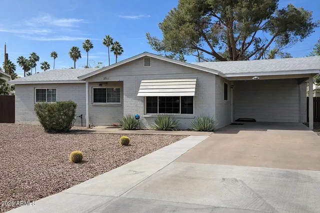 a view of a house with yard