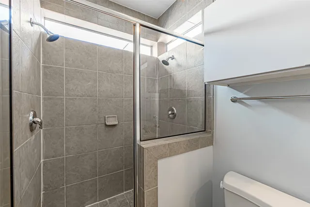 $2,400 | 3 North Ennis Street, Houston, TX 77003