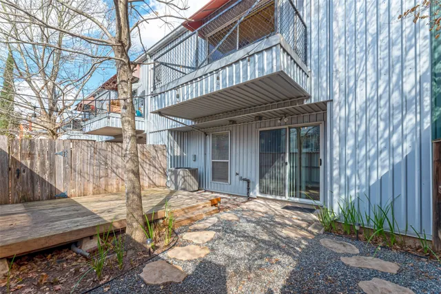 $2,400 | 3 North Ennis Street, Houston, TX 77003