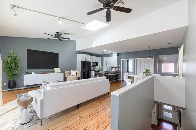 $2,400 | 3 North Ennis Street, Houston, TX 77003