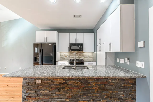 $2,400 | 3 North Ennis Street, Houston, TX 77003