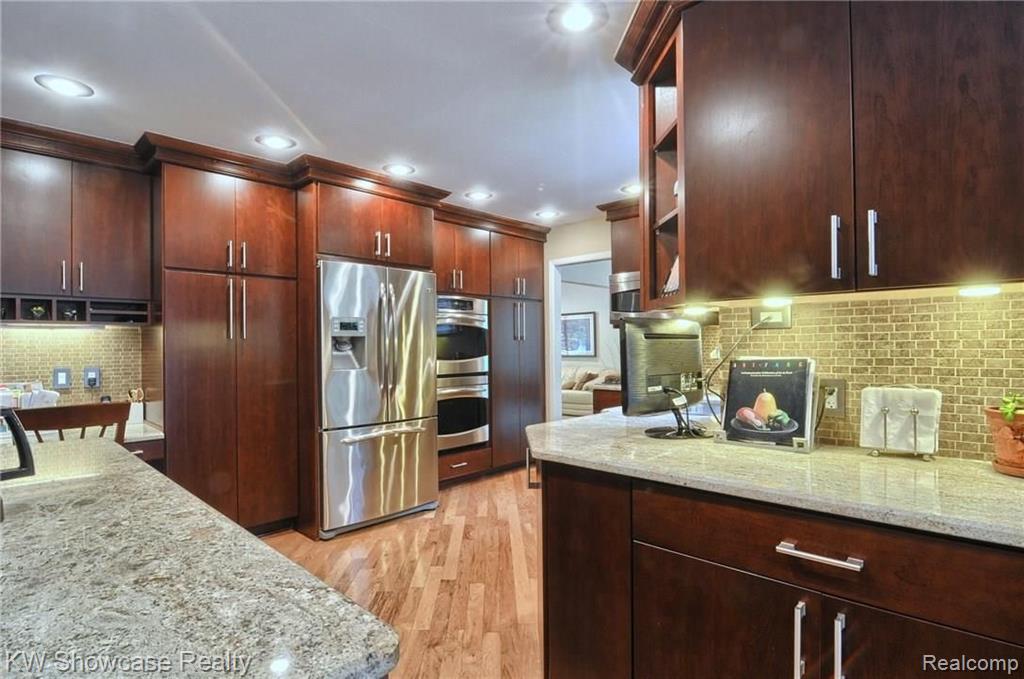 30654 High Valley Road Farmington Hills, MI 48331 - Photo 6 of 43