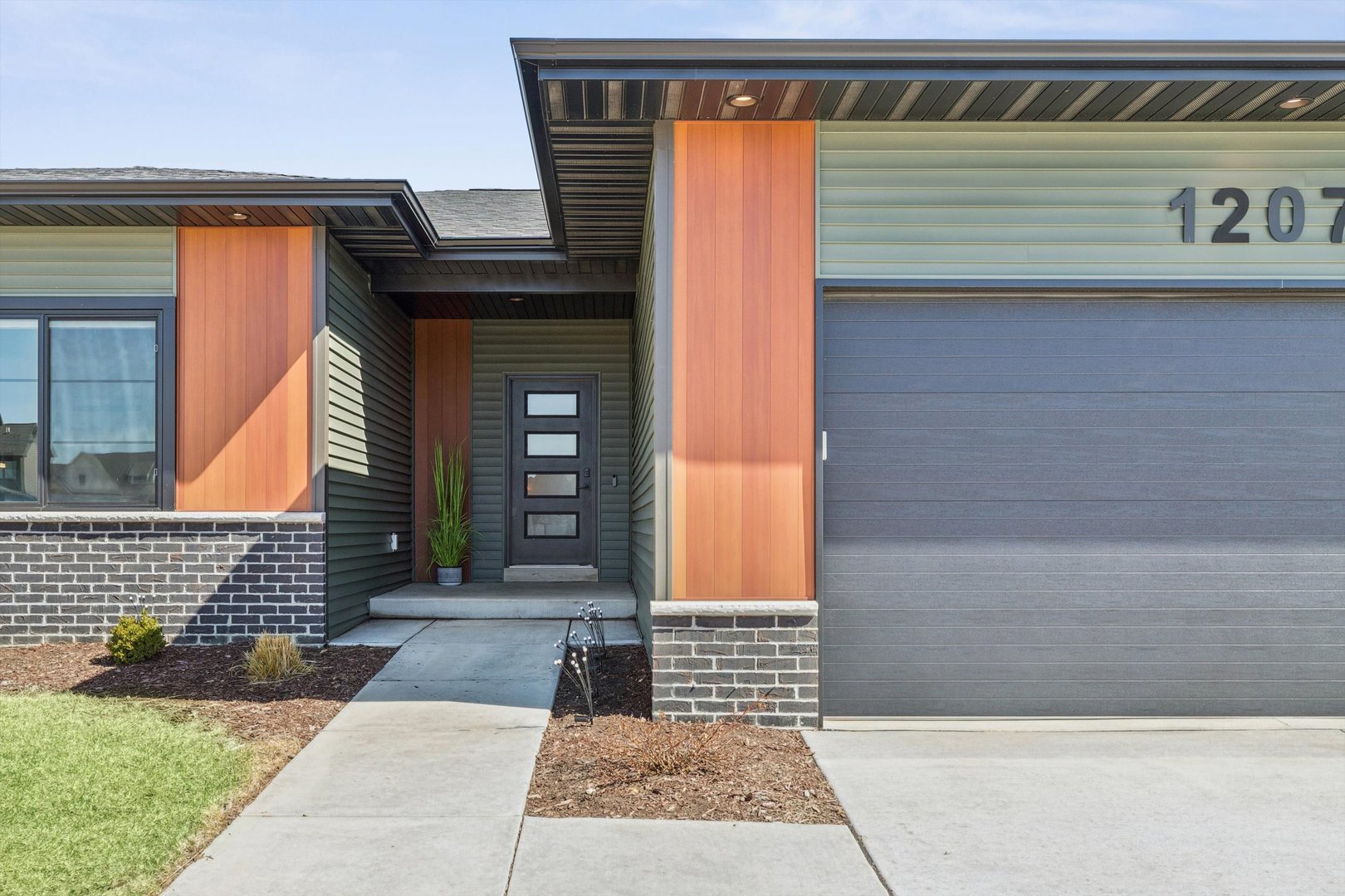 1207 Colonial Court Eldridge, IA 52748 - Photo 7 of 49