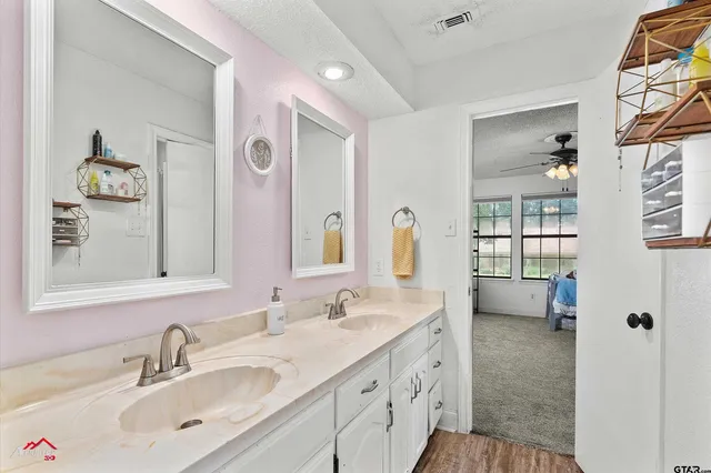a en suite bathroom with a double vanity sink and mirror