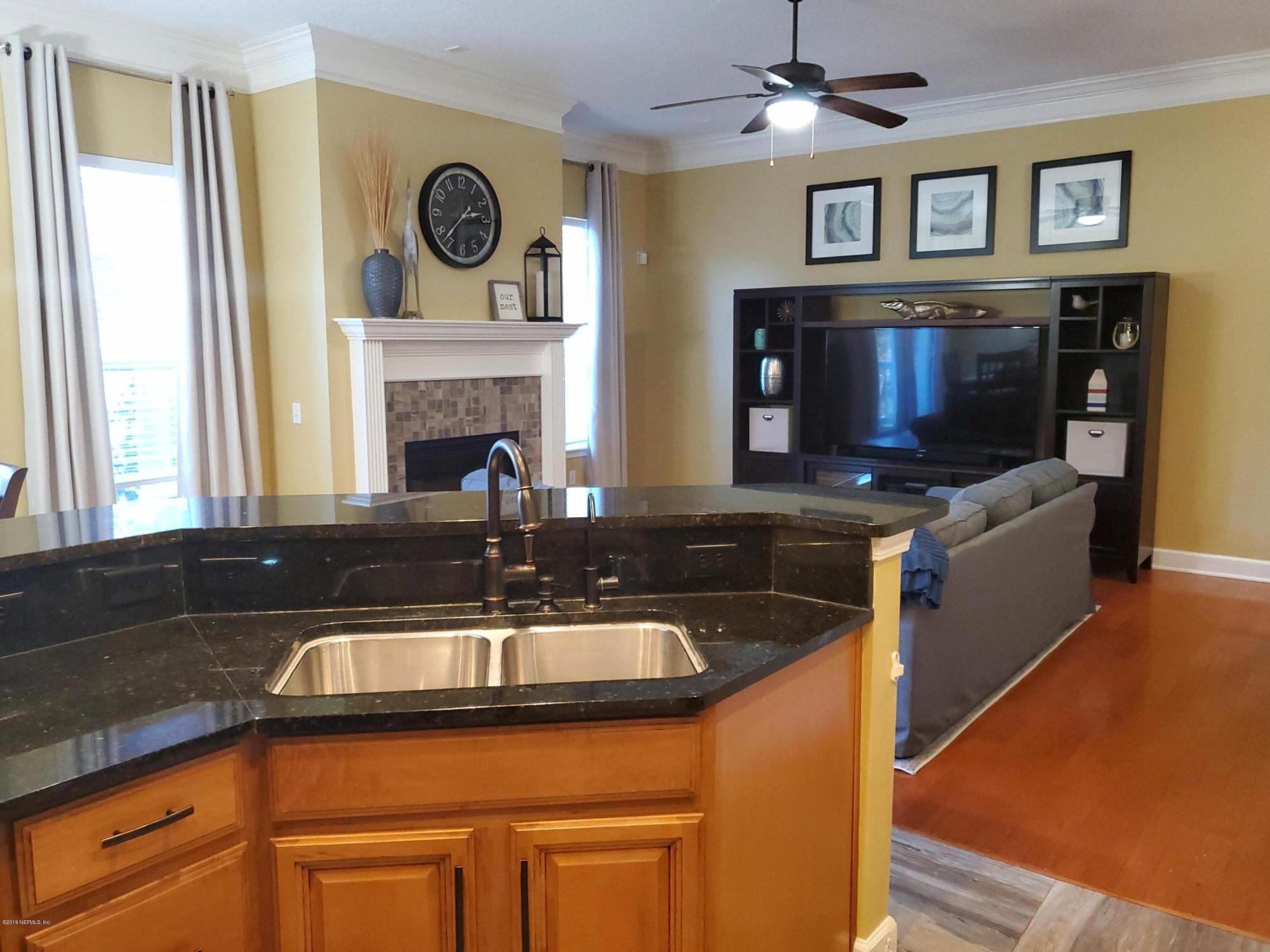 5462 Stanford Road Jacksonville, FL 32207 - Photo 10 of 36 Kitchen/Living Room