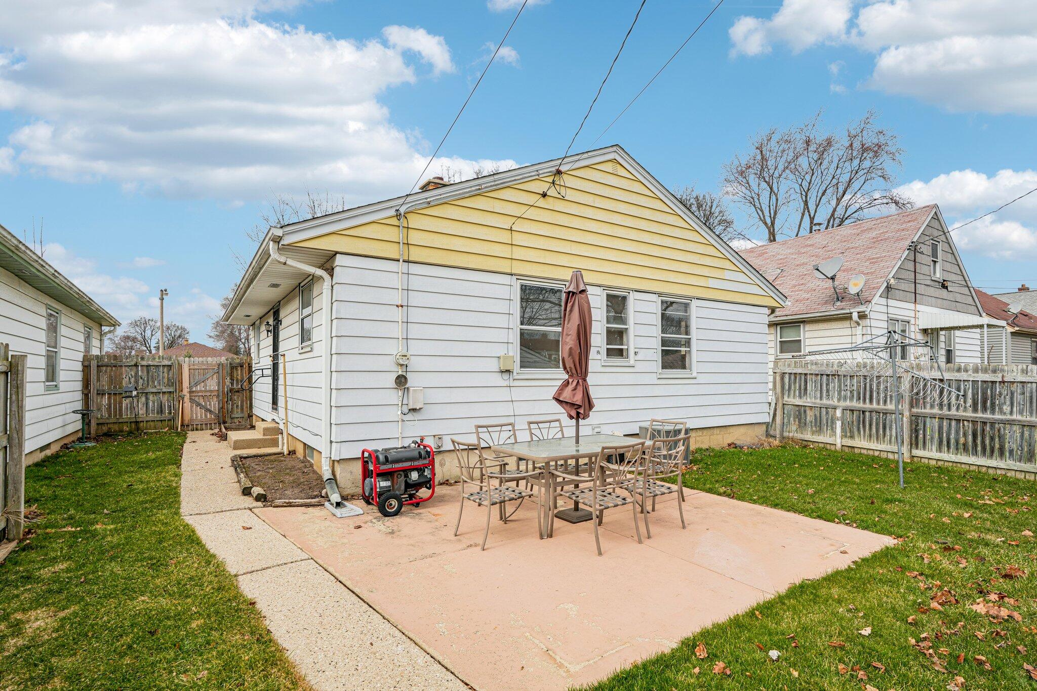 4518 North 68th Street Milwaukee, WI 53218 - Photo 26 of 34 Note the generator.