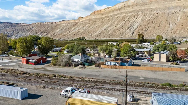 a view of a parking area