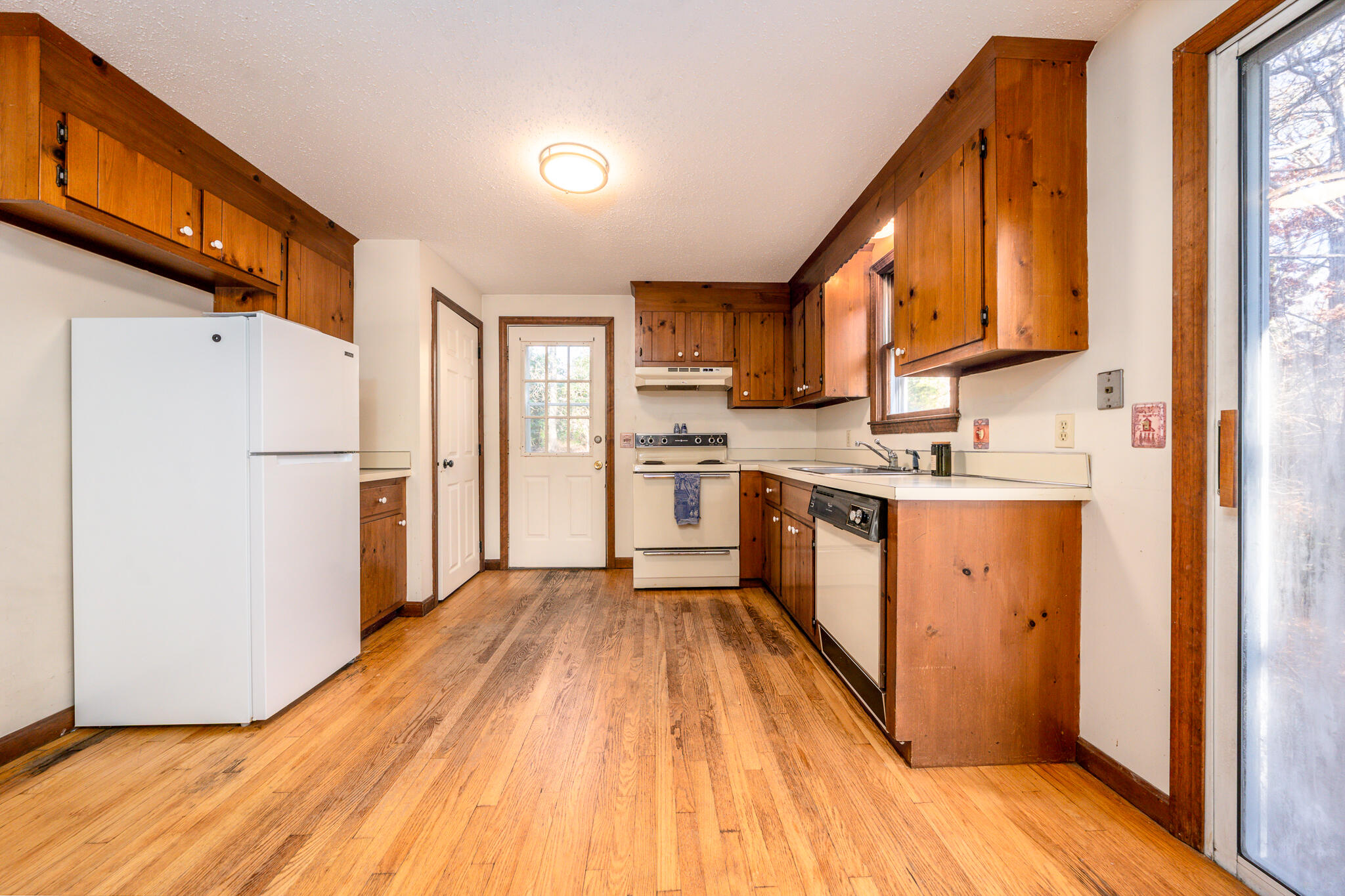 4 Lan Road Sandwich, MA 02563 - Photo 4 of 31 kitchen2