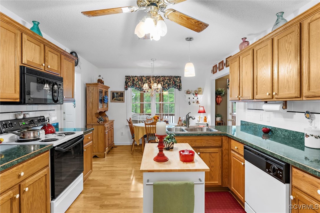 2655 Dorset Ridge Road Powhatan, VA 23139 - Photo 23 of 50 Kitchen featuring range with electric cooktop, bla