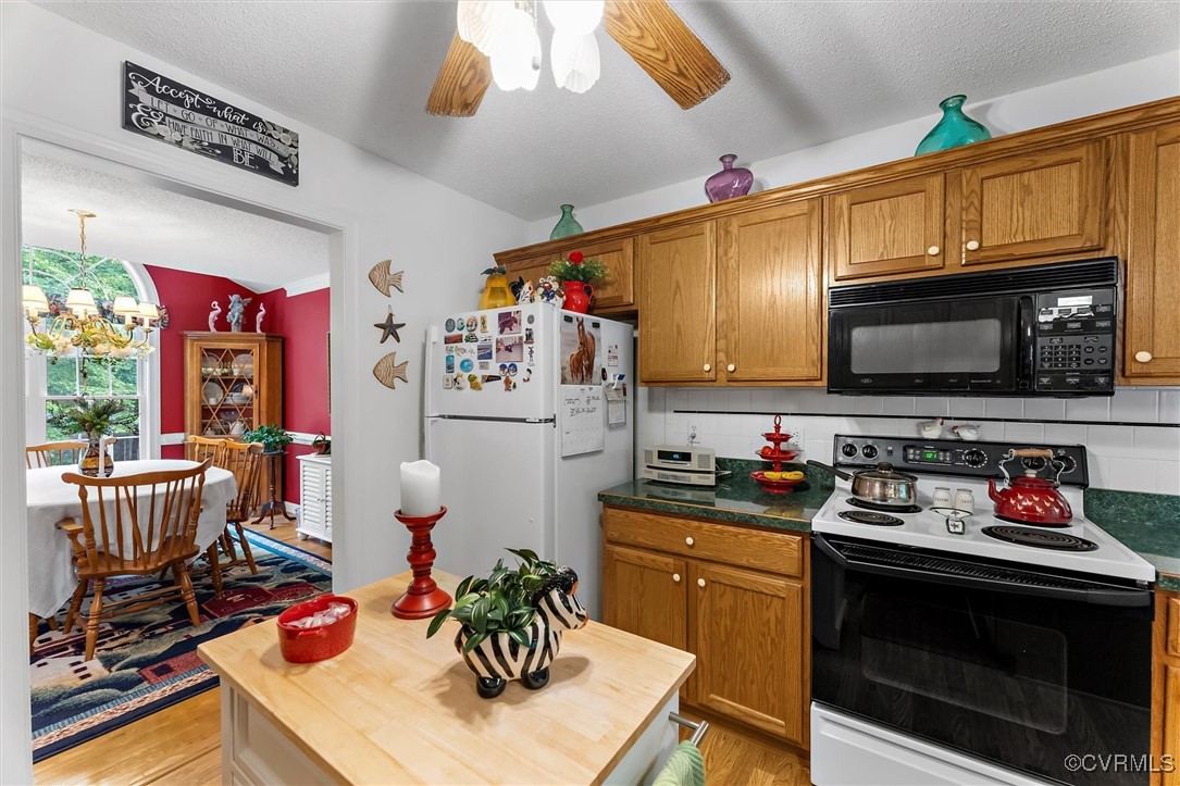 2655 Dorset Ridge Road Powhatan, VA 23139 - Photo 26 of 50 Kitchen with black microwave, electric range, free
