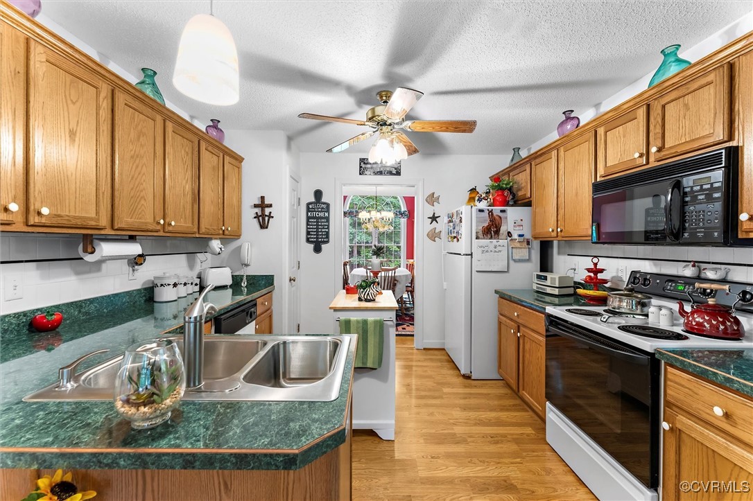 2655 Dorset Ridge Road Powhatan, VA 23139 - Photo 27 of 50 Kitchen with black microwave, electric range oven,