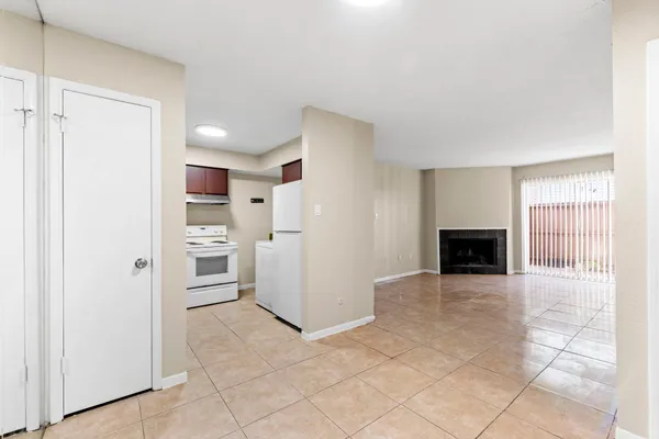 $1,000 | 9350 Country Creek Street, Unit 52, Houston, TX 77036