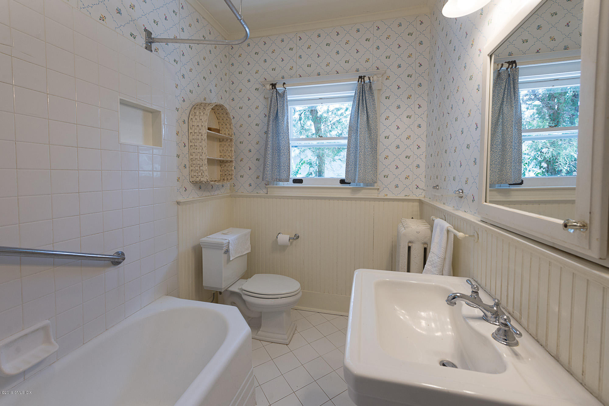 28 Chapel Lane Riverside, CT 06878 - Photo 20 of 38 a bathroom with a sink toilet a mirror and tub