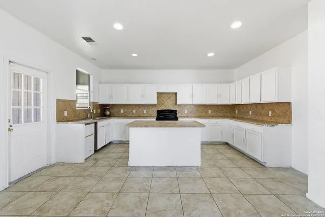 $2,350 | 12147 Amber Vista, San Antonio, TX 78254