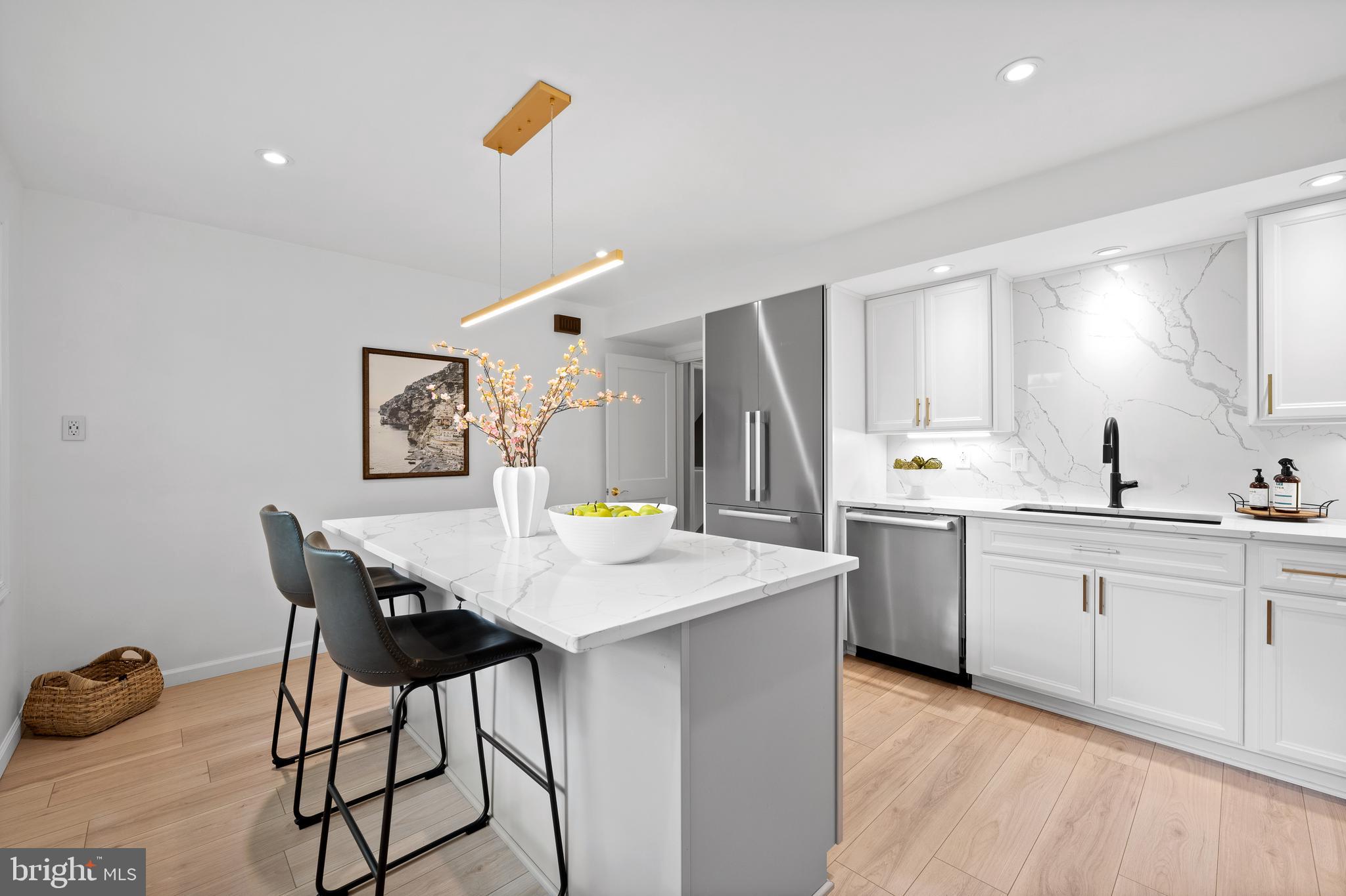 1635 Thomas Road Wayne, PA 19087 - Photo 5 of 52 Island with seating