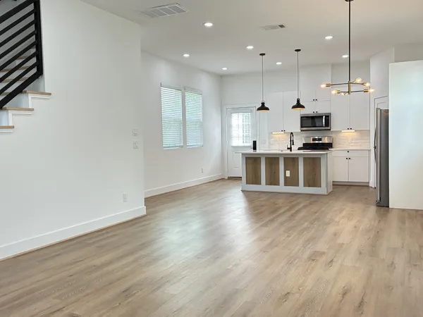 $2,275 | 1404 East 31st Street, Houston, TX 77022