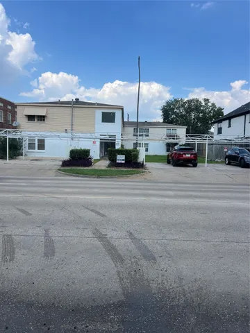 a view of a parking area