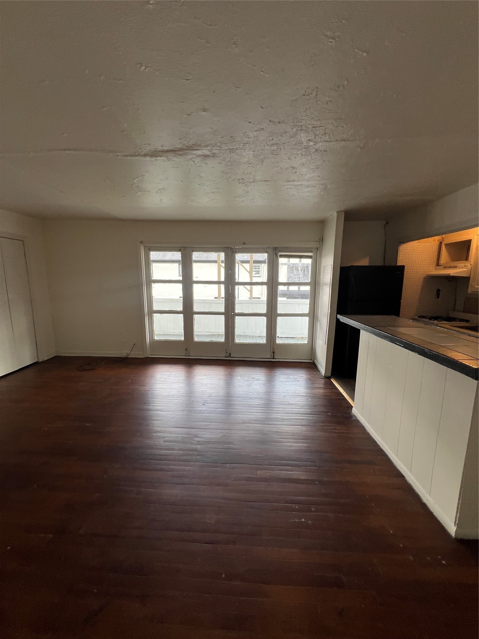 1905 Binz Street, Unit 6 Houston, TX 77004 - Photo 5 of 6 a view of a kitchen with a window