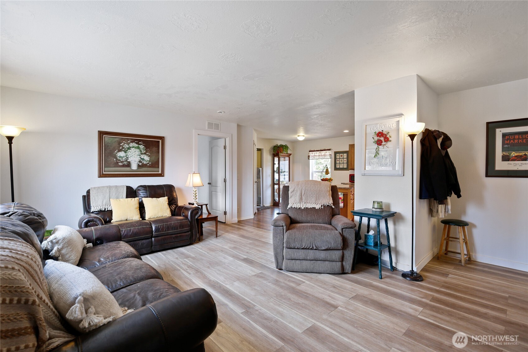270 Romerman Road, Unit 34 Chehalis, WA 98532 - Photo 4 of 34 a living room with furniture and a flat screen tv