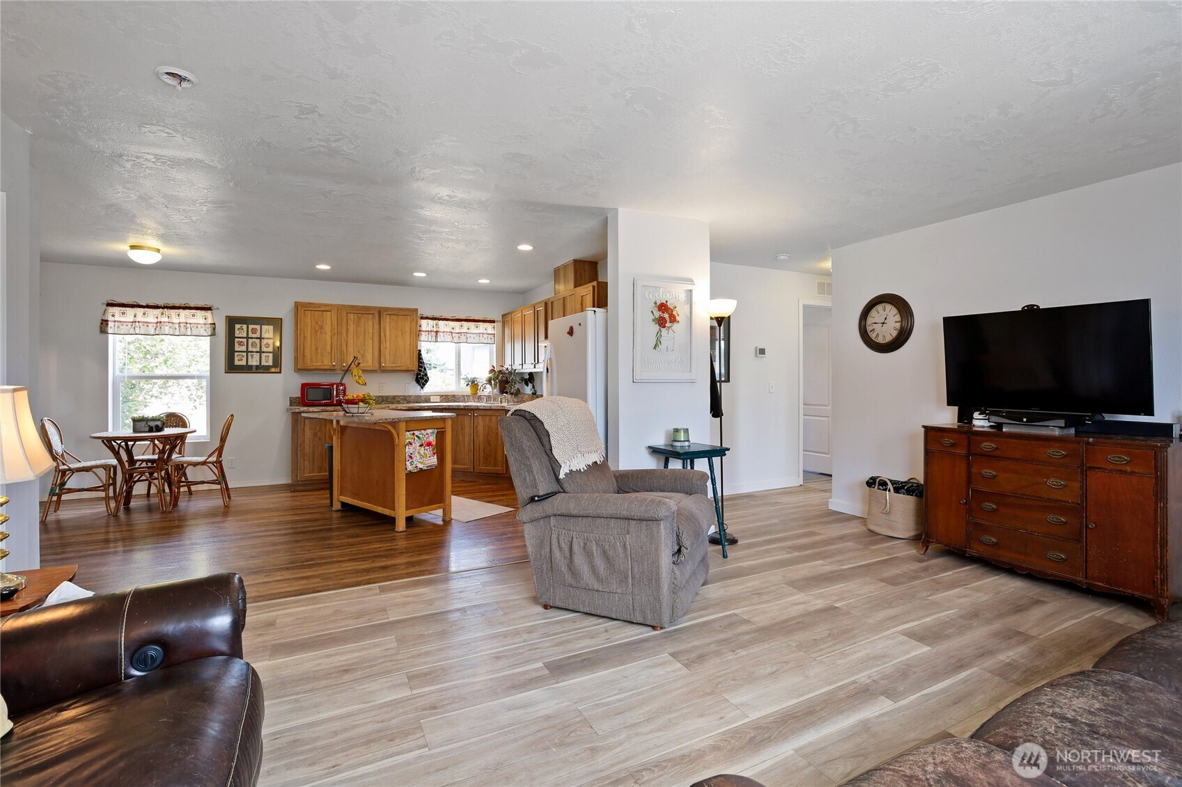 270 Romerman Road, Unit 34 Chehalis, WA 98532 - Photo 5 of 34 a living room with furniture and a flat screen tv