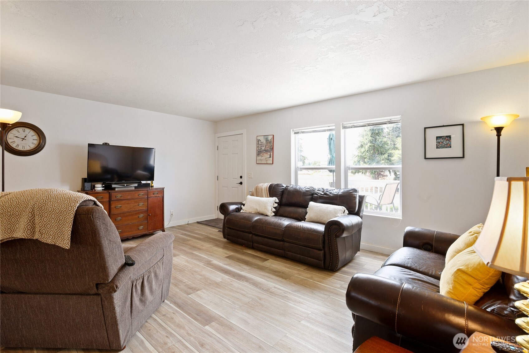 270 Romerman Road, Unit 34 Chehalis, WA 98532 - Photo 9 of 34 a living room with furniture and a flat screen tv