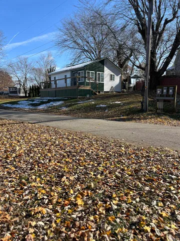 $1,100 | 930 West 590 South, Wolcottville, IN 46795