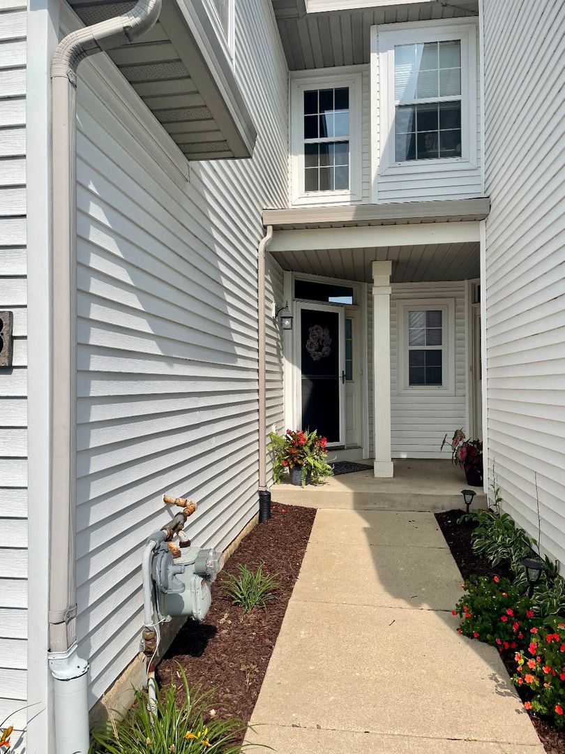 193 Half Moon Bay Court Romeoville, IL 60446 - Photo 2 of 27