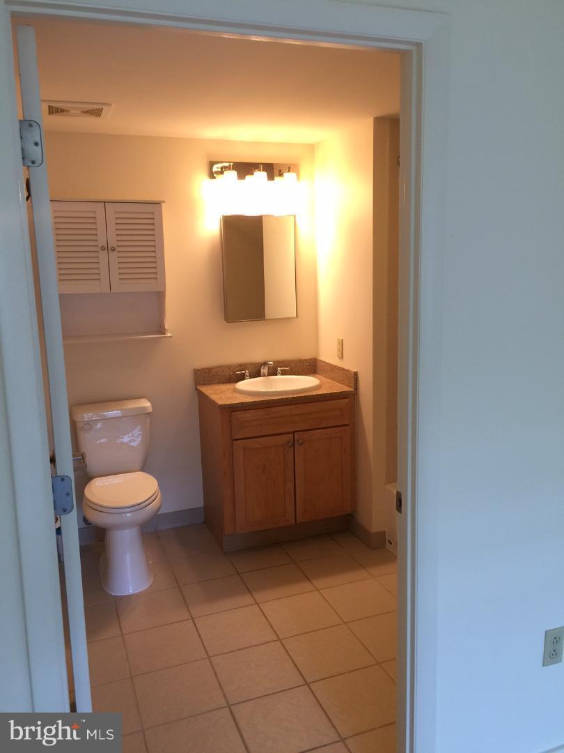 1150 K Street Northwest, Unit 1010 Washington, DC 20005 - Photo 9 of 15 Bath (Master)