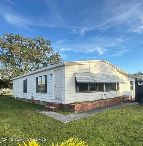 a view of a house with a backyard