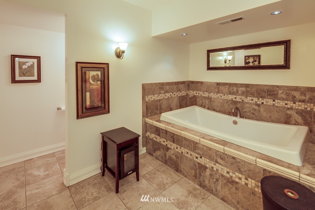 2400 East Hemmi Road Bellingham, WA 98226 - Photo 19 of 24 Gallery Image 19