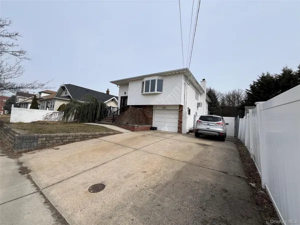 $595,000 | 630 South Wellwood Avenue, Lindenhurst, NY 11757