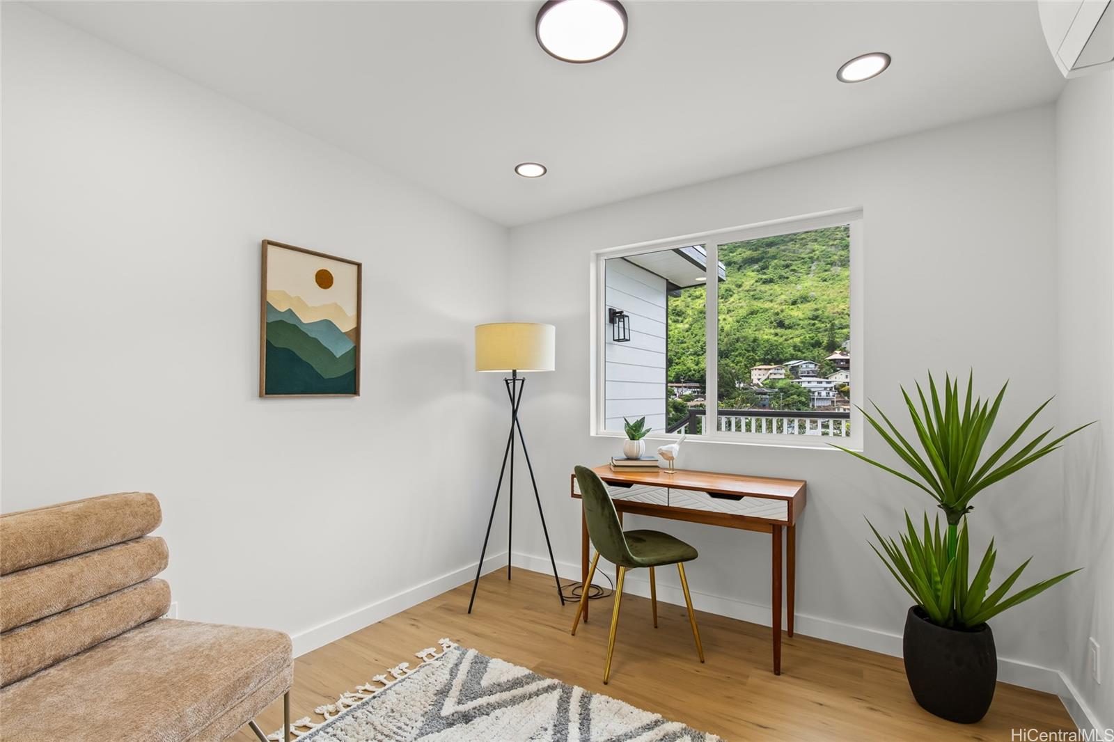 907 Ahuwale Street Honolulu, HI 96821 - Photo 16 of 25 Bedroom/ Double pane windows/ Mirrored closets
