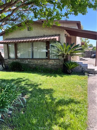 a view of a backyard