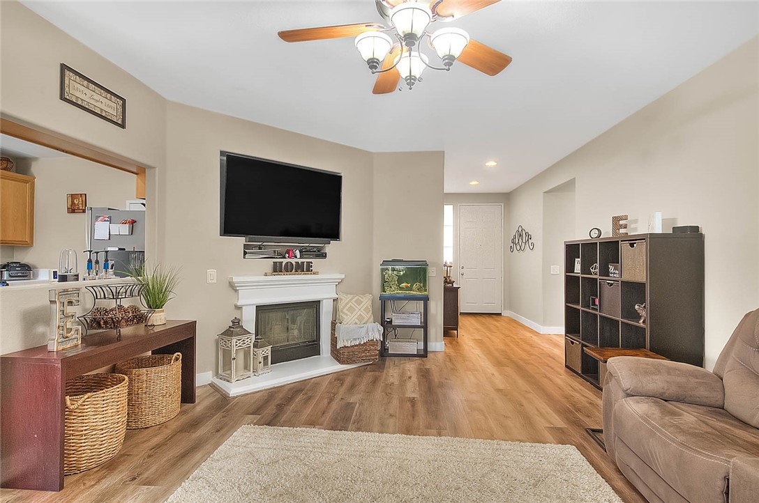 611 Glory Street San Jacinto, CA 92583 - Photo 13 of 58 Living Room