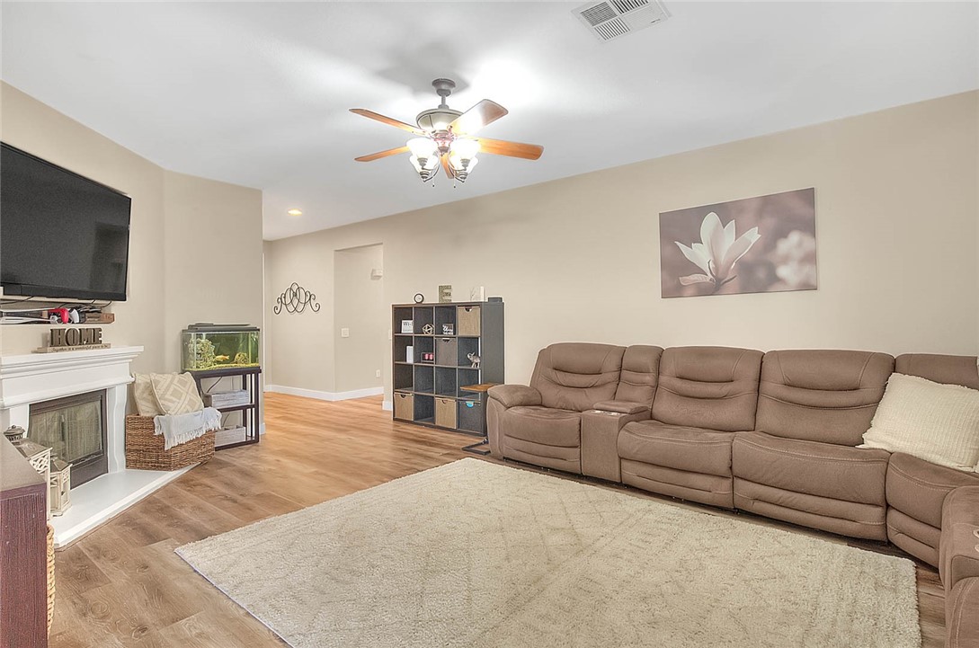 611 Glory Street San Jacinto, CA 92583 - Photo 14 of 58 Living room