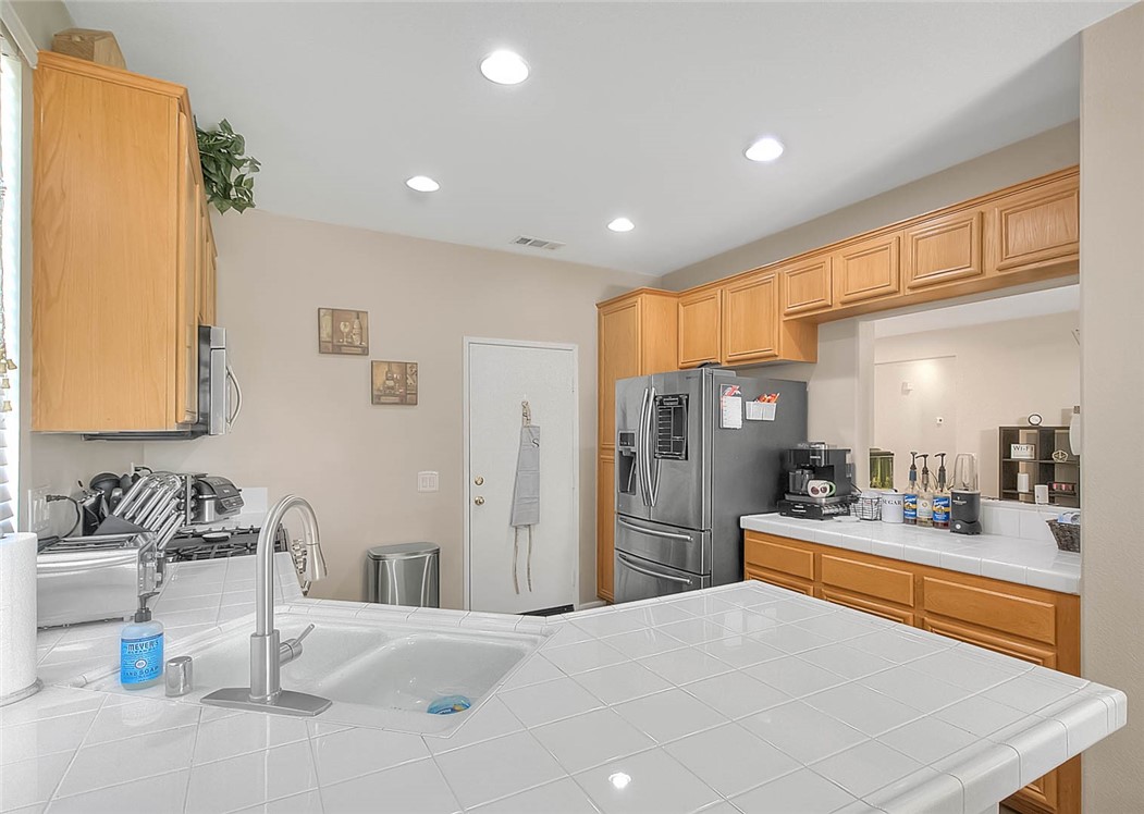 611 Glory Street San Jacinto, CA 92583 - Photo 19 of 58 Kitchen