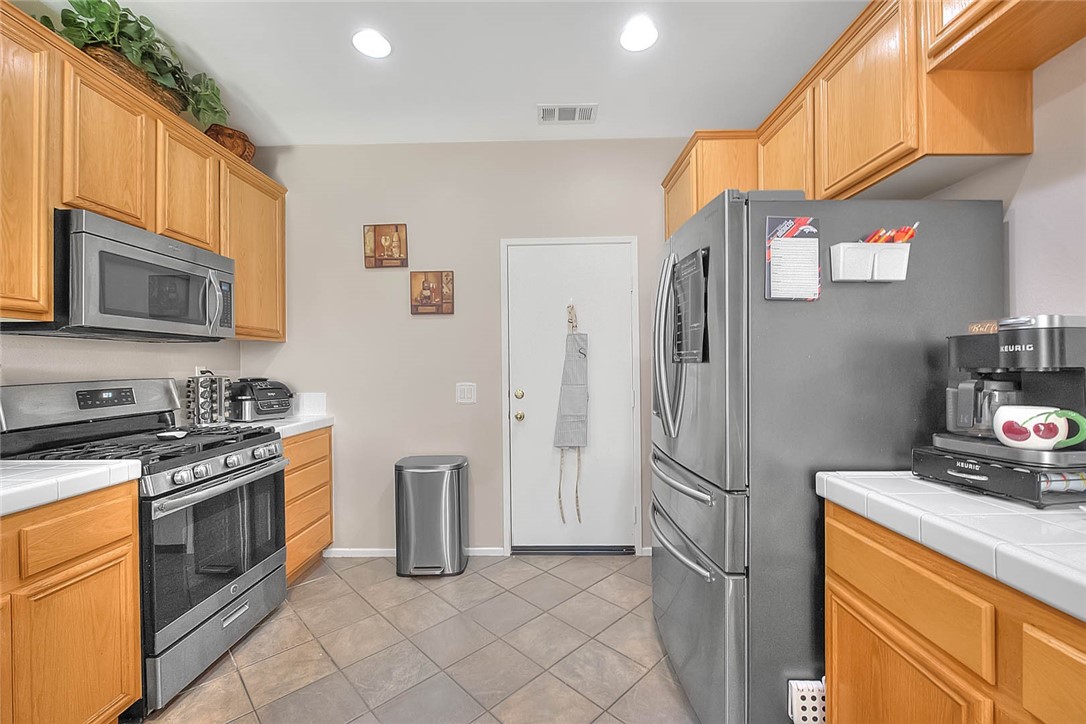 611 Glory Street San Jacinto, CA 92583 - Photo 21 of 58 Kitchen