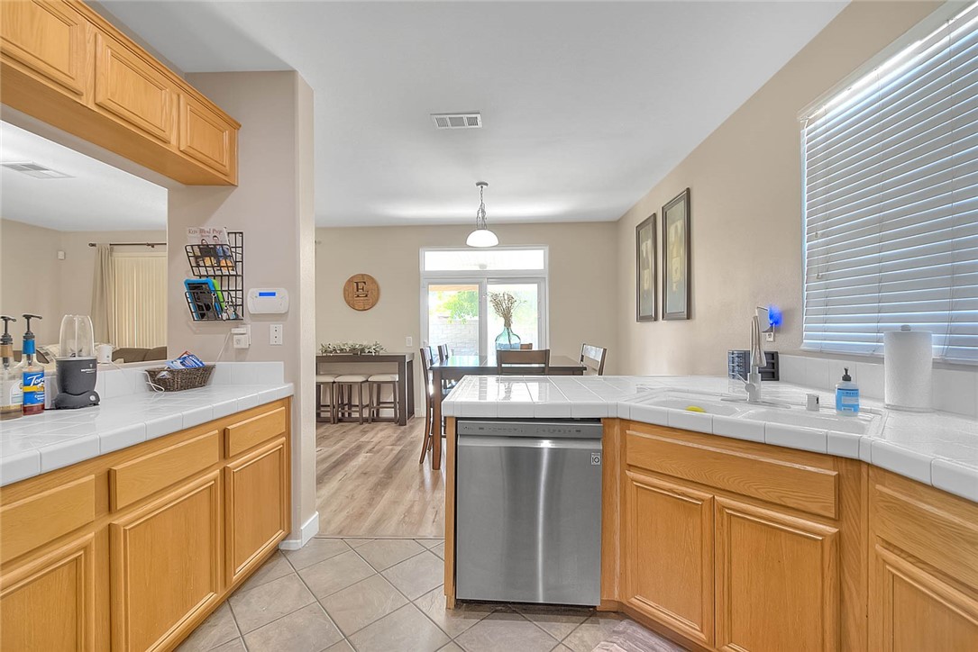 611 Glory Street San Jacinto, CA 92583 - Photo 23 of 58 Kitchen