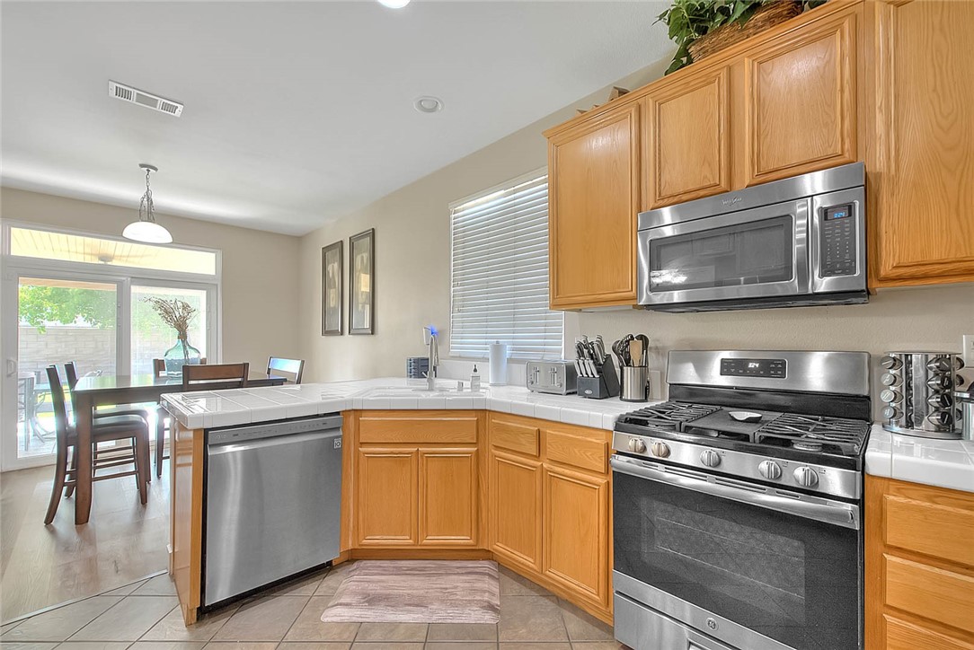 611 Glory Street San Jacinto, CA 92583 - Photo 24 of 58 Kitchen