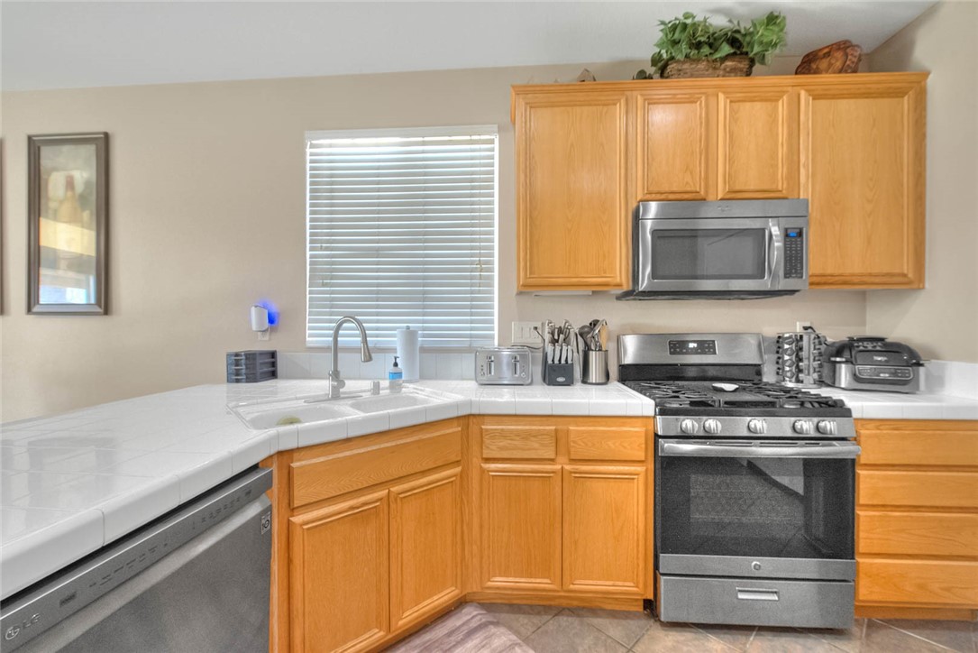 611 Glory Street San Jacinto, CA 92583 - Photo 25 of 58 Kitchen